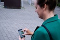 フィンランド、ラハティ市のCO2削減プロジェクト「シティキャップ（CitiCap）」のアプリを利用する人（2020年8月24日撮影）。(c)Alessandro RAMPAZZO / AFP