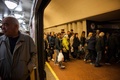 ウクライナ・ハルキウの地下鉄駅で下車する人（2022年5月24日撮影）。(c)Dimitar DILKOFF / AFP