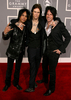 写真は、会場に到着したロックバンド、バックチェリー（%%Buckcherry%%）の（左から）スティーヴィー・D（%%Steve D.%%）、ジョシュ・トッド（%%Josh Todd%%）、ジミー・アシュハースト（%%Jimmy Ashhurst%%）。(c)AFP/Getty Images Frazer Harrison