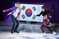 平昌冬季五輪、フィギュアスケートのエキシビションに臨むミン・ユラ/アレクサンダー・ガメリン組（2018年2月25日撮影）。(c)AFP/Mladen ANTONOV