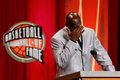2009年のバスケットボール殿堂（%%Basketball Hall of Fame%%）入り式典が11日、マサチューセッツ（Massachusetts）州スプリングフィールド（springfield）のシンフォニーホール（Symphony Hall）で行なわれ、マイケル・ジョーダン（%%Michael Jordan%%）氏らが殿堂入りした。写真は式典で感極まるマイケル・ジョーダン氏。（2009年9月11日撮影）(c)AFP/Getty Images/Jim Rogash