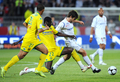 08-09フランスリーグ1第35節、オリンピック・リヨン（%%Olympique Lyon%%）対ナント（%%FC Nantes%%）。試合はリヨンが3-0で勝利した。写真はウィリアム・ヴァンクール（%%William Vainqueur%%、左）とギラン・ヌダウ（%%Guirane N&apos;Daw%%）からマークを受けるリヨンのジュニーニョ・ペルナンブカーノ（%%Juninho Pernambucano%%、右）。（2009年5月12日撮影）(c)AFP/PHILIPPE MERLE