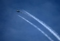 シリアの首都ダマスカス近郊の東グータ地区上空を飛ぶ政府軍のヘリコプター（2018年2月21日撮影）。(c)AFP PHOTO / Amer ALMOHIBANY