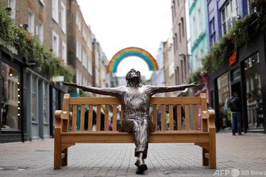 ジョン・レノンさんの彫像が座るベンチ、ロンドンに設置 写真10枚 国際