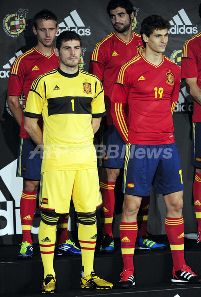 スペイン代表が新ユニフォームを発表、100試合出場選手の表彰も