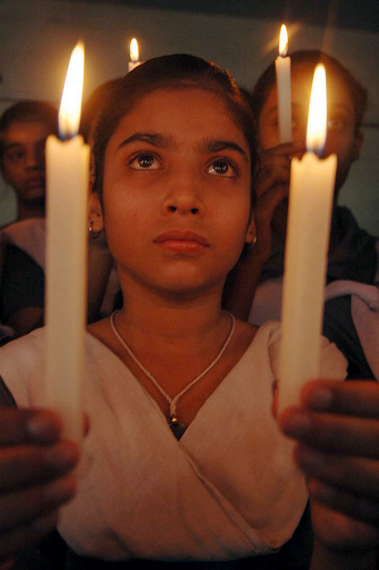 9.11米同時多発テロから6年、インドの学校で追悼式