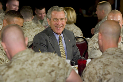 米国防長官、「08年中にイラク駐留米軍を10万人規模へ縮小したい」