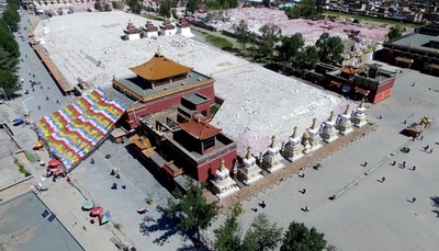 石に刻まれた膨大な経文 「マニ石経城」を訪ねて 青海省