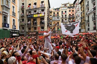 ビバ！ スペインの牛追い祭り開幕 コロナ流行以来3年ぶり