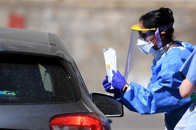 コロナ感染に「制度的差別」の影、医療者の防護具入手に差 研究