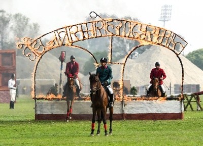 ネパール軍の馬の祭り「ゴーダ・ジャトラ」 犬の火の輪くぐりも