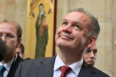 スロバキアの富豪大統領、「初任給」を困窮世帯に全額寄付