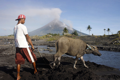 フィリピン・マヨン山、数日以内に噴火も 警戒レベル引き上げ