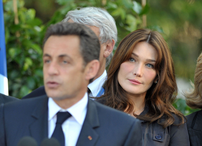 イスラエルのメディアと住民、仏大統領夫人「カーラ女王」にくぎづけ