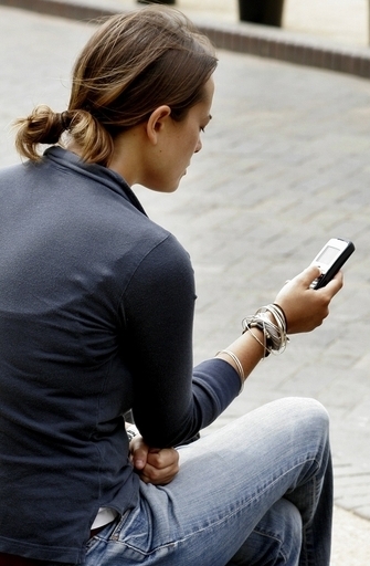 テキストメッセージで婚約破棄された男性、元フィアンセを訴える マレーシア