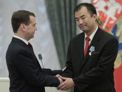 ガガーリンの宇宙初飛行から50年、ロシア大統領が野口聡一さんらにメダル