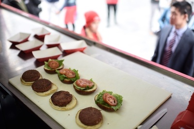 「人工肉」「培養肉」「クリーンミート」？ 白熱する肉代替食品の呼び方論争