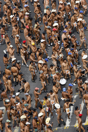 先住民族プエブロの団体、裸で土地明け渡し要求に抗議