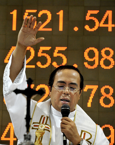 景気回復祈願？マニラ証取大納会でイブ礼拝