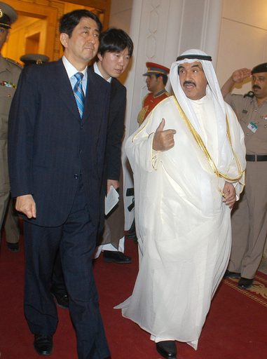 安倍首相、エネルギー安定供給目指し首長らと会談 - クウェート