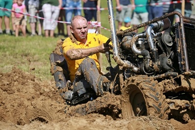  飛び散る泥もなんのその、チェコで手作りトラクターレース
