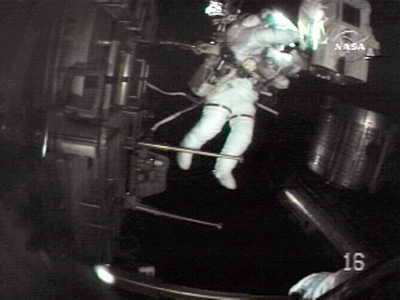 スペースシャトル「ディスカバリー」、3度目の船外活動を終える