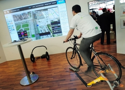 紫禁城を自転車で疾走、体感できるエアロバイク「スマート･ヘルス･アシスタント」 CeBIT