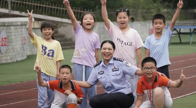 子どもの心身の健康を守るため、中国重慶の女性警察官が「木の洞お姉さん」に変身