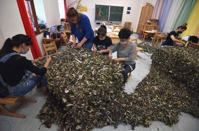 続く戦闘に備えて…アルメニアで偽装網づくり