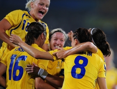 女子スウェーデン 2勝1敗で決勝トーナメント進出