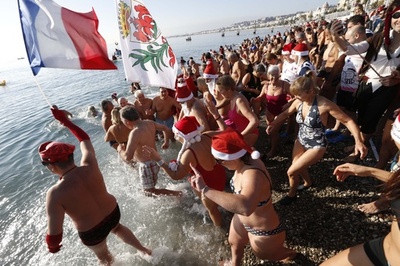 クリスマスシーズン恒例、南仏ニースの寒中沐浴