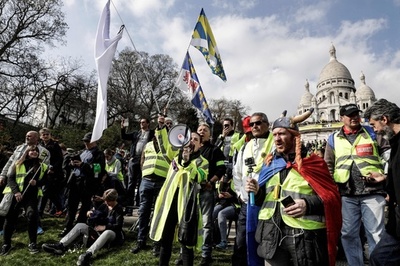 仏各地で19週目の「黄ベスト運動」 パリに警官6000人 略奪再発防ぐ