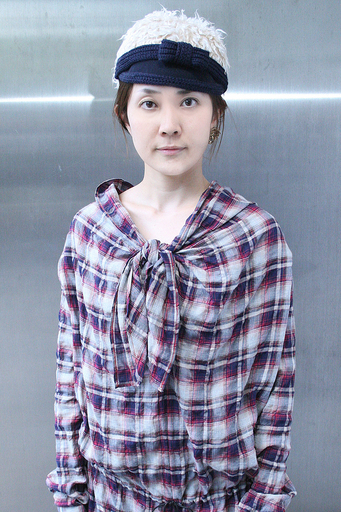 ＜ファッション業界の人々＞「アーヴェーアッシュ」のチェックワンピースが主役