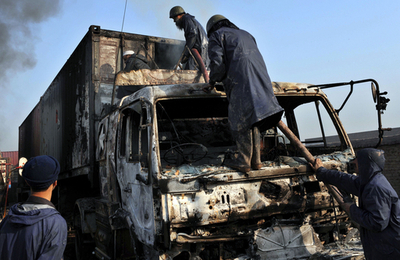 タリバン、NATO軍向け物資輸送トラックを攻撃 パキスタン・ペシャワル