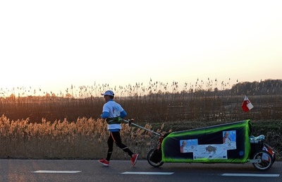 故法王の列聖式のため2000キロ走るポーランド人マラソン選手
