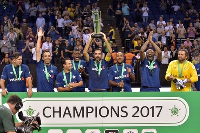 往年の各国代表選手が6人制サッカーで対戦―スターシックス