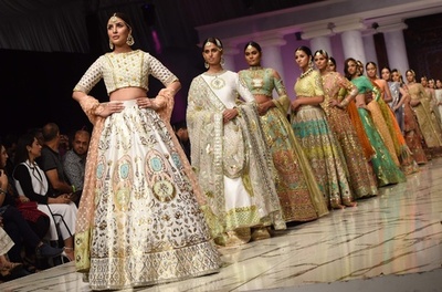 パキスタンでファッションショー、地元デザイナーらが新作