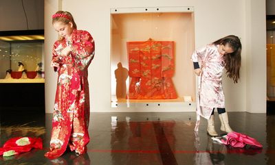 わたしも着物に挑戦？メルボルンで大阪市博物館所蔵の着物展