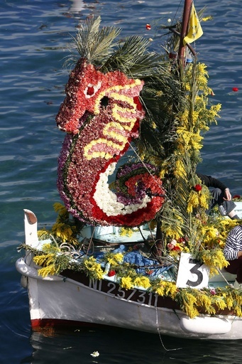 海上を彩る「花々の戦い」、仏南部で伝統のカーニバル開催