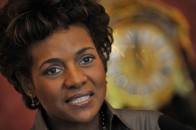 カナダ総督、アザラシ生肉を食べる体を張ったパフォーマンスが論議呼ぶ