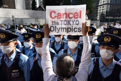 東京五輪反対派、バッハ氏宿泊ホテルへ行進 警察も出動