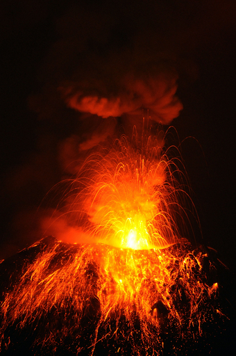巨大な岩塊を噴き上げるアンデス山脈の火山、エクアドル