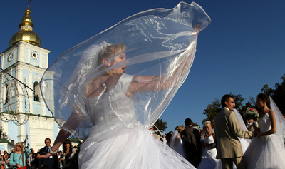 結婚サイトで花婿募集した大富豪の一人娘、めでたく結婚 韓国