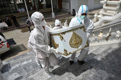 タイの僧侶、遺体搬送や検体採取を支援