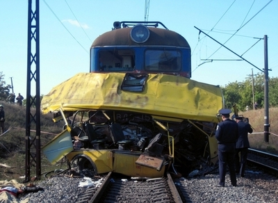 通勤バスに列車が衝突、43人死亡 ウクライナ