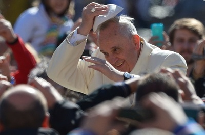 フランシスコ法王、巡礼者と帽子を交換