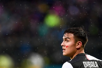 「DVにレッドカードを」 サッカー選手が試合中に啓発キャンペーン 伊