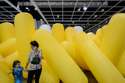 香港で初の「アート・バーゼル」開催、草間彌生の作品も展示