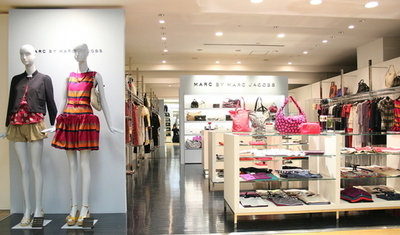 マーク BY マークジェイコブス伊勢丹新宿店リニューアル、限定バッグも登場