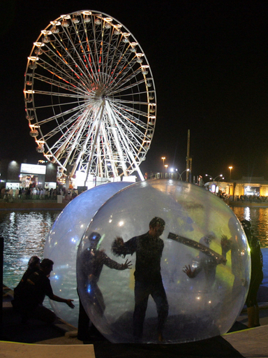 水面に浮かぶ風船の中でダンス、ドバイの犠牲祭初日は盛大に